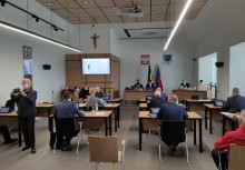 Sesja Rady Miejskiej w Żukowie. Radni zasiadają w sali obrad Rady Miejskiej w Urzędzie Gminy w Żukowie. - powiększ