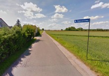 Ulica, obok znak z napisem: 'Ul. Spacerowa' - powiększ