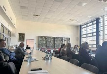 Sala konferencyjna, przy stołach goście spotkania - powiększ
