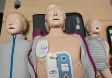 Sprzęt medyczny - manekiny do ćwiczenia pierwszej pomocy. [fot. nadesłane OSP Skrzeszewo] - powiększ