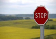 Znak stop na tle pola