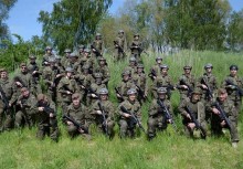 Duża grupa młodzieży w mundurach wojskowych, fot. Zespół Szkół Zawodowych i Ogólnokształcących w Żukowie - powiększ