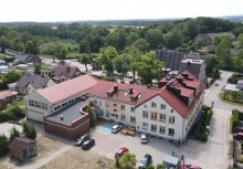 Szkoła Podstawowa w Leźnie z lotu ptaka - powiększ
