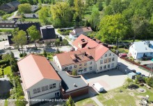 Zdjęcie z drona - budynek szkoły Podstawowej w Leźnie.  - powiększ