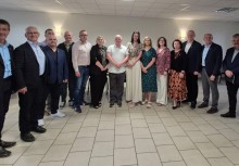 Zdjęcie grupowe wiceburmistrz, Radnych, Przewodniczącej, nowego sołtysa i nowej Rady Sołeckiej  - powiększ