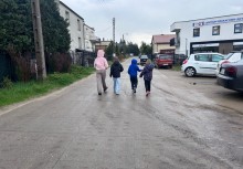 Nawet deszcz nie zatrzyma naszych młodych odkrywców!  Dzieci z ogromnym entuzjazmem wyruszyły na spacer po okolicy – bo każda pogoda jest dobra, by razem spędzić czas, poznawać świat i wzmacniać więzi - powiększ