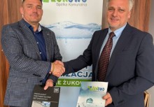 Dwóch mężczyzn podających sobie dłoń .