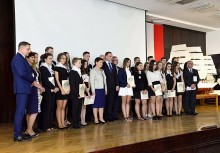 Dorota Kreft podczas wręczania stypendium (na zdjęciu trzecia od lewej) (Zdj. pochodzi ze strony http://www.solidarnosc.gda.pl/2016-08-31-stypendia-nszz-solidarnosc/ ) - powiększ