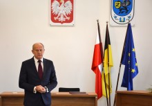 Burmistrz Wojciech Kankowski w sali obrad Rady Miejskiej. - powiększ