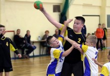 [fot. www.sportnakaszubach.pl] Turniej ligi wojewódzkiej piłki ręcznej chłopców w Kartuzach - powiększ