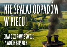 Na tle malowniczego krajobrazu z polami i domami widać komin, z którego unosi się ciemny, gęsty dym. Na górze duży napis: „NIE SPALAJ ODPADÓW W PIECU!”, poniżej: „DBAJ O ZDROWIE SWOJE I SWOICH BLISKICH”. 