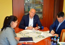 Nowe nawierzchnie asfaltowe w Tuchomiu i w Borkowie - 3 osoby przy stole -  podpisanie umowy - Pan Burmistrz Wojciech Kankowski z wykonawcą,  - powiększ