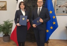 Burmistrz Mariola Zmudzińska i  Wicewojewoda Emil Rojek. W tle flagi Polski i Unii Europejskiej - powiększ