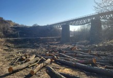 Widoczna na zdjęciu wycinka drzew to część przygotowań do modernizacji linii kolejowej nr 201 – jednej z największych inwestycji infrastrukturalnych w regionie.  - powiększ