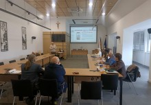 W sali konferencyjnej znajduje się  9 osób . - powiększ