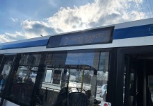 Zdjęcie Z boku autobusu . - powiększ