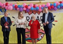 4 osoby, przemawia przewodnicząca KGW Borkowo - powiększ