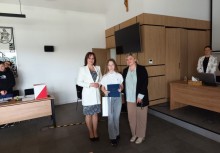 Burmistrz Mariola Zmudzińska wręczyła dyplomy i upominki uczennicy wyróżnionej za osiągnięcia. Uroczystość odbyła się w sali posiedzeń urzędu i miała na celu docenienie zaangażowania młodych mieszkańców gminy.








 - powiększ