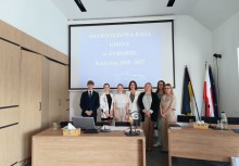 Oficjalne zdjęcie członków Młodzieżowej Rady Gminy Żukowo wykonane podczas uroczystej sesji inauguracyjnej. Obecna była również Burmistrz Mariola Zmudzińska, która pogratulowała młodym radnym rozpoczęcia kadencji. - powiększ