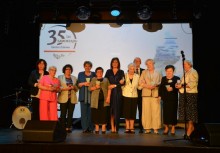 Grupowe zdjęcie seniorek uhonorowanych podczas gali 35-lecia samorządu – z Burmistrz Mariolą Zmudzińską na tle jubileuszowej prezentacji. - powiększ