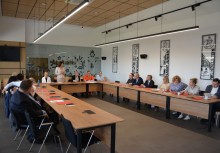 Spotkanie w sali konferencyjnej Urzędu Gminy w Żukowie – uczestnicy siedzą przy stołach w kształcie litery „U”, jedna z osób zabiera głos. - powiększ
