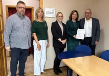 Na zdjęciu 5 osób. Od lewej: dyrektor szkoły Przemysław Czachorowski, Radna Renata Stubińska-Nalewajek, kierownik Referatu Zamówień Publicznych Izabela Pleszyniak, Burmistrz Gminy Żukowo, Mariola Zmudzińska, prezes firmy FB Jelcz