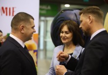 Na zdjęciu kobieta oraz dwóch mężczyzn podczas rozmowy.  - powiększ