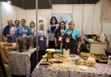 Zdjęcie grupowe przy stoisku gastronomicznym.  - powiększ