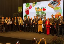 Zdjęcie grupowe na scenie. W tle widać baner z napisem 'Festiwal Smaków Regionalnych'.  - powiększ