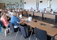 Na zdjęciu koordynatorzy szkół uczestniczących w akcji 'Wiosna na rowerze'. Zdjęcie zostało zrobione podczas spotkania na Sali rady Miejskiej w Żukowie.  - powiększ