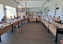 Na zdjęciu koordynatorzy szkół uczestniczących w akcji 'Wiosna na rowerze'. Zdjęcie zostało zrobione podczas spotkania na Sali rady Miejskiej w Żukowie. 