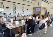 Na zdjęciu koordynatorzy szkół oraz pracownicy Urzędu Gminy. Zdjęcie zostało zrobione podczas spotkania na Sali rady Miejskiej w Żukowie. W tle widać wiszące na ścianie tablice gmin partnerskich: Świdnica, Saint Junien oraz Wendelstein.   - powiększ