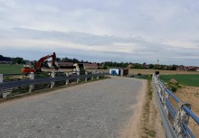 Wiadukt. W tle widać łąki oraz budynki. - powiększ