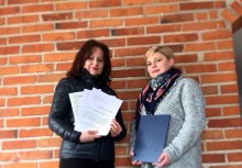 Pani Burmistrz wraz z Panią Wiceburmistrz w ręku trzymając dokumenty  - powiększ