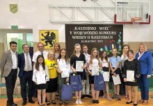 Laureaci konkursu, przewodniczący rady Miasta Żukowa Witold Szmidtke, dyrektor szkoły w Borkowie Pan Józef Belgrau, Pan Eugeniusz Pryczkowski, Pani Maria Byczkowska,  sala gimnastyczna, konkurs kaszubski wiec 2021, - powiększ
