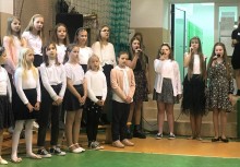 Kilkanaścioro dzieci spiewa - powiększ