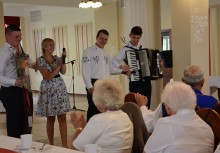 [fot. B.Bujnowska-Kowalska] Wieczór z Kulturą Kaszubską w Tuchomiu - powiększ