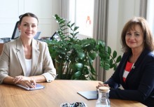 Zdjęcie dwóch kobiet. Od lewej Wojewoda Beata Rutkiewicz oraz Burmistrz Mariola Zmudzińska