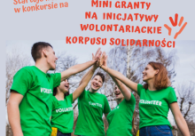 Na zdjęciu 5 młodych ludzi w zielonych koszulkach przybija sobie 'piątkę'. Nad nimi napis: Startuje nabór w konkursie Pomorskie! mini granty na inicjatywy wolontariackie korpusu solidarności.