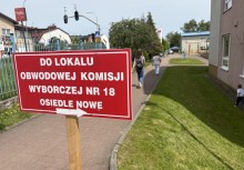Tablica informacyjna wskazująca kierunek do lokalu Obwodowej Komisji Wyborczej nr 18 na Osiedlu Nowym w Żukowie. - powiększ