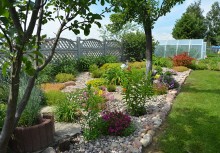 [zdjęcie UG Żukowo] I miejsce w kategorii 'Zagroda' z 2020 r. Ogród: drzewa, krzewy, kwiaty, trawa, foliowy tunel na warzywa. - powiększ