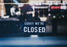 Napis na witrynie sklepowej o treści: sorry we are closed - powiększ