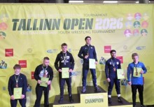 Zdjęcie grupowe na podium.  - powiększ