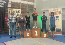 Na podium zawodnicy, przy podium od lewej Andrzej Wroński, dyrektor OKiS Aleksandra Rogalewska- Kania, Burmistrz Mariola Zmudzińska - powiększ