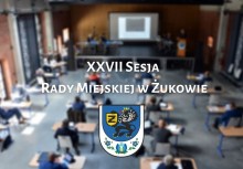 Widok sali w Centrum Kultury Spichlerz, przy biurkach siedzą radni. Na środku napis: 'XXVII Sesja Rady Miejskiej w Żukowie'. Poniżej grafika herbu Gminy Żukowo.