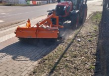 Na zdjęciu traktor z zamiatarką do ulic. - powiększ