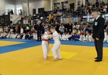 dwóch chłopców na macie  - powiększ