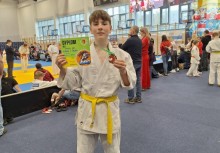 Chłopiec z dyplomem i medalem  - powiększ