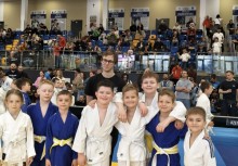 Zdjęcie grupowe. W tle widownia - powiększ