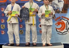 Trzy osoby na podium - powiększ